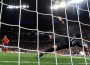 Spanish midfielder Cesc Fabregas (L) sco Il rigore decisivo (Getty Images)