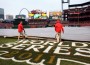 Game 6 of 2011 World Series Postponed Due To Rain Gli addetti al campo di St.Louis posizionano dei teloni per proteggere il terreno dalla pioggia (Getty Images)
