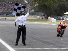 Bandiera a scacchi per Stoner (Getty Images)