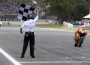 Repsol Honda team's Australian Casey Sto Bandiera a scacchi per Stoner (Getty Images)